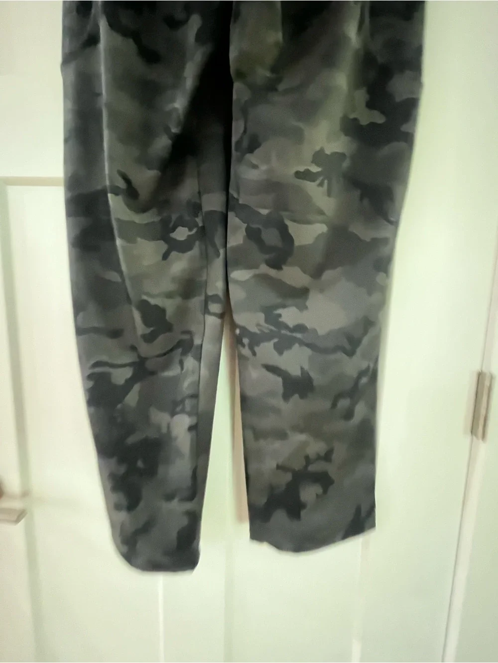 Under Armour Men’s Black and Gray Camo Straight Pants Small NWT